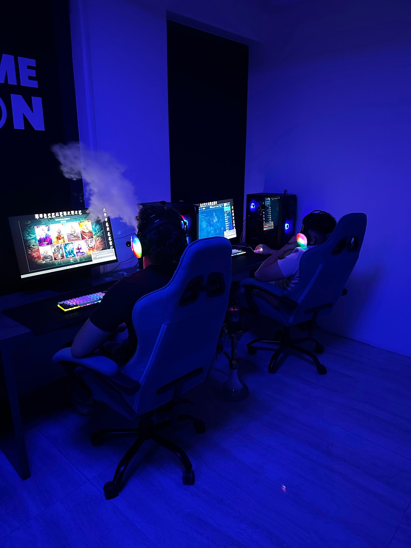 Igrači za PC-jima u HUB-u