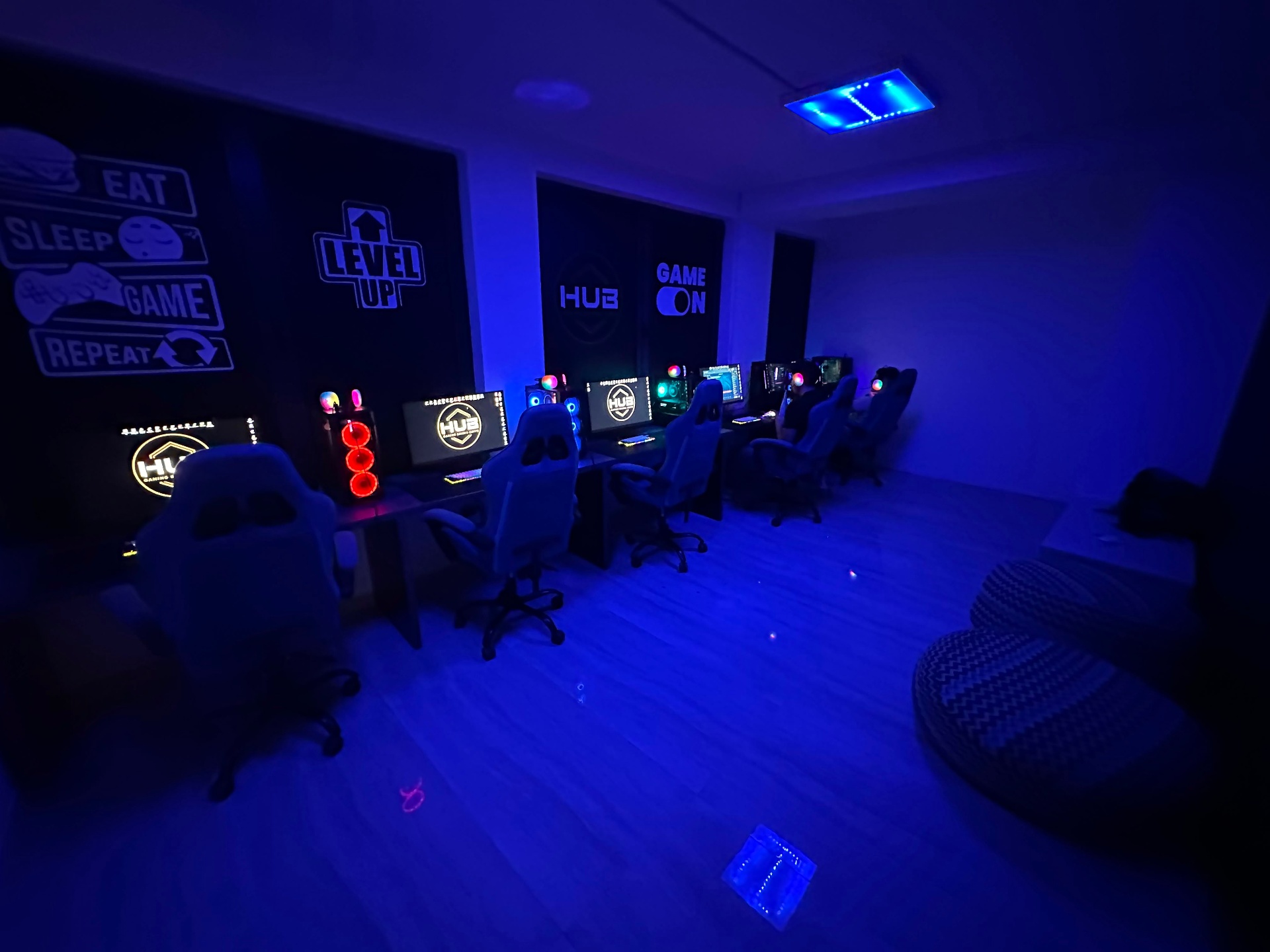 HUB PC gaming soba u plavom neonu